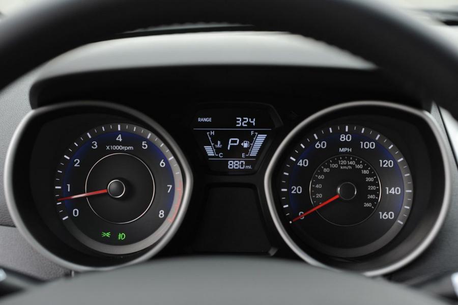  Hyundai Elantra 2014 года  (фото 18 из 39)